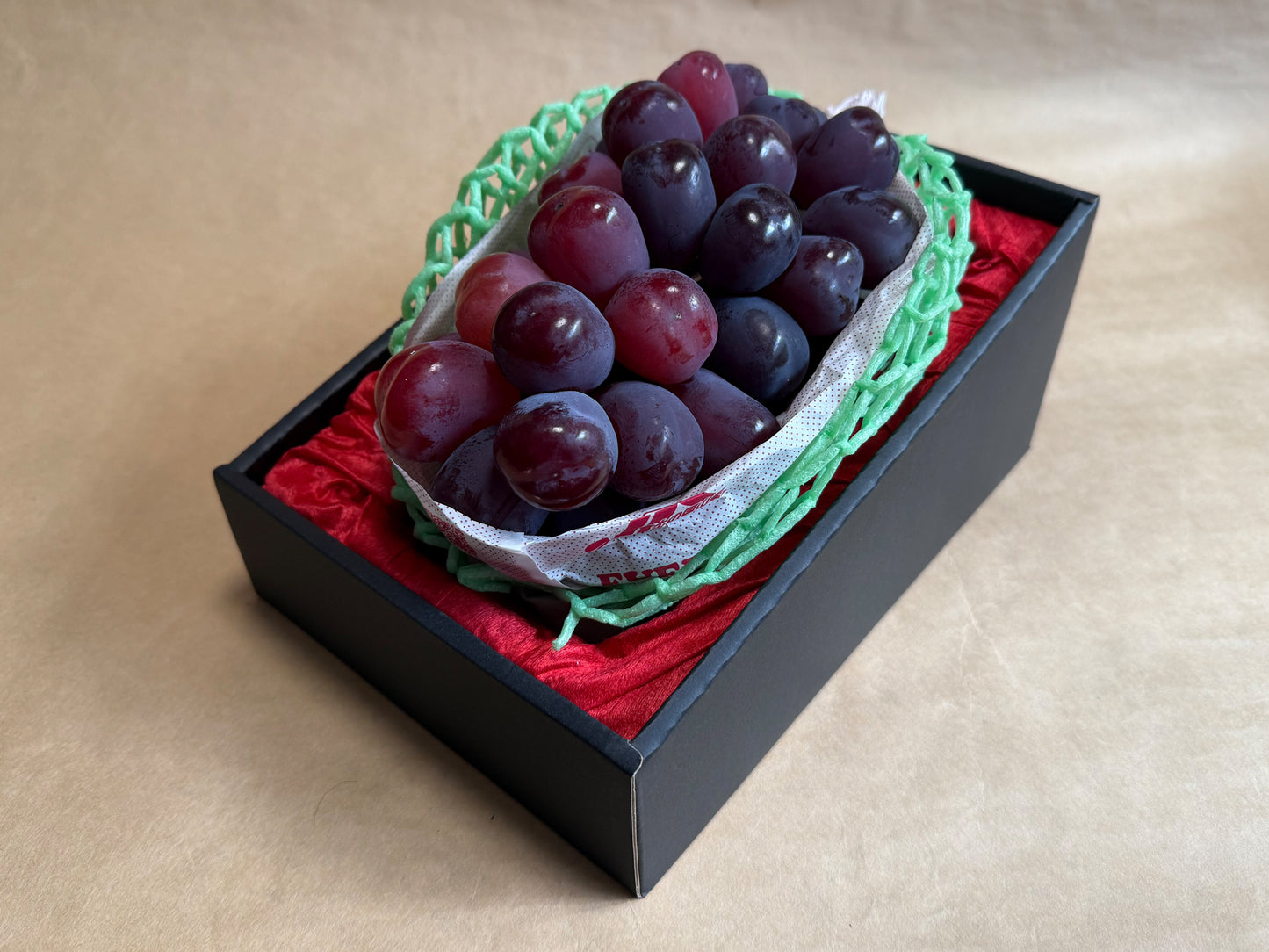 【山梨県産】最上級 秀品 富士の輝き(超希少品種)1房(650~750g) 化粧箱入(税込・送料込み)