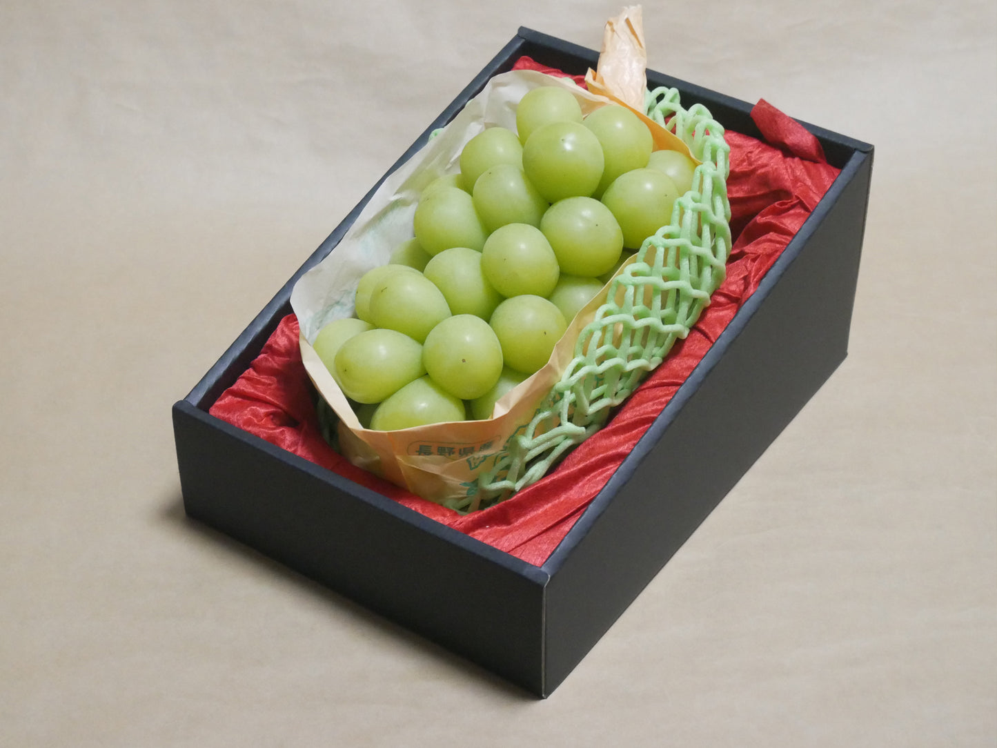 【産地厳選】最上級 秀品 シャインマスカット 1房(600~700g)化粧箱入(税込・送料込み)