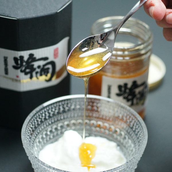 ⭐︎対馬産天然はちみつ⭐︎  限定７本！ 102]はちみつ2本セット(花々の雫・清夏の薫り 各300g）化粧箱付き